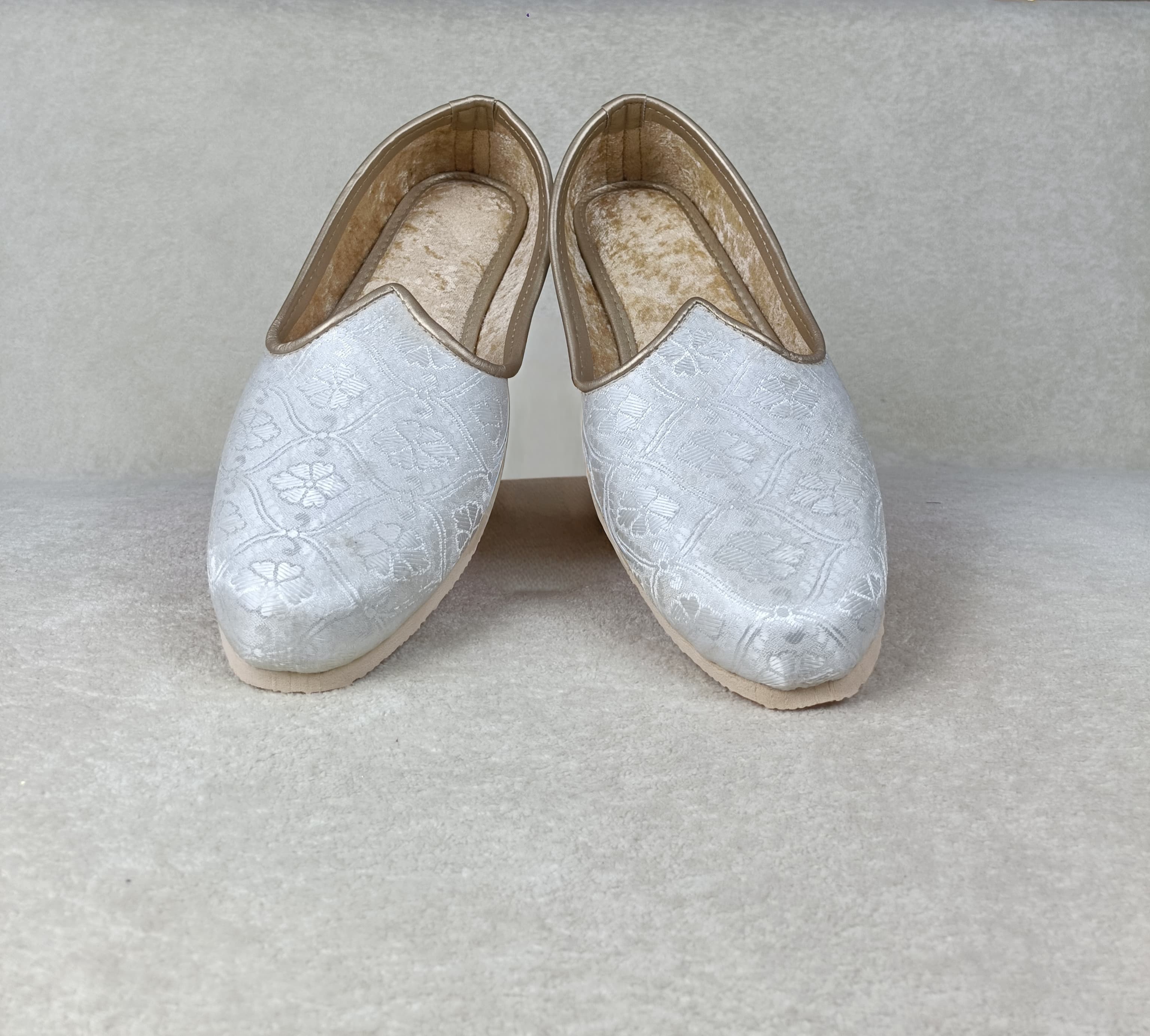 The Silver Floral Jutti ||