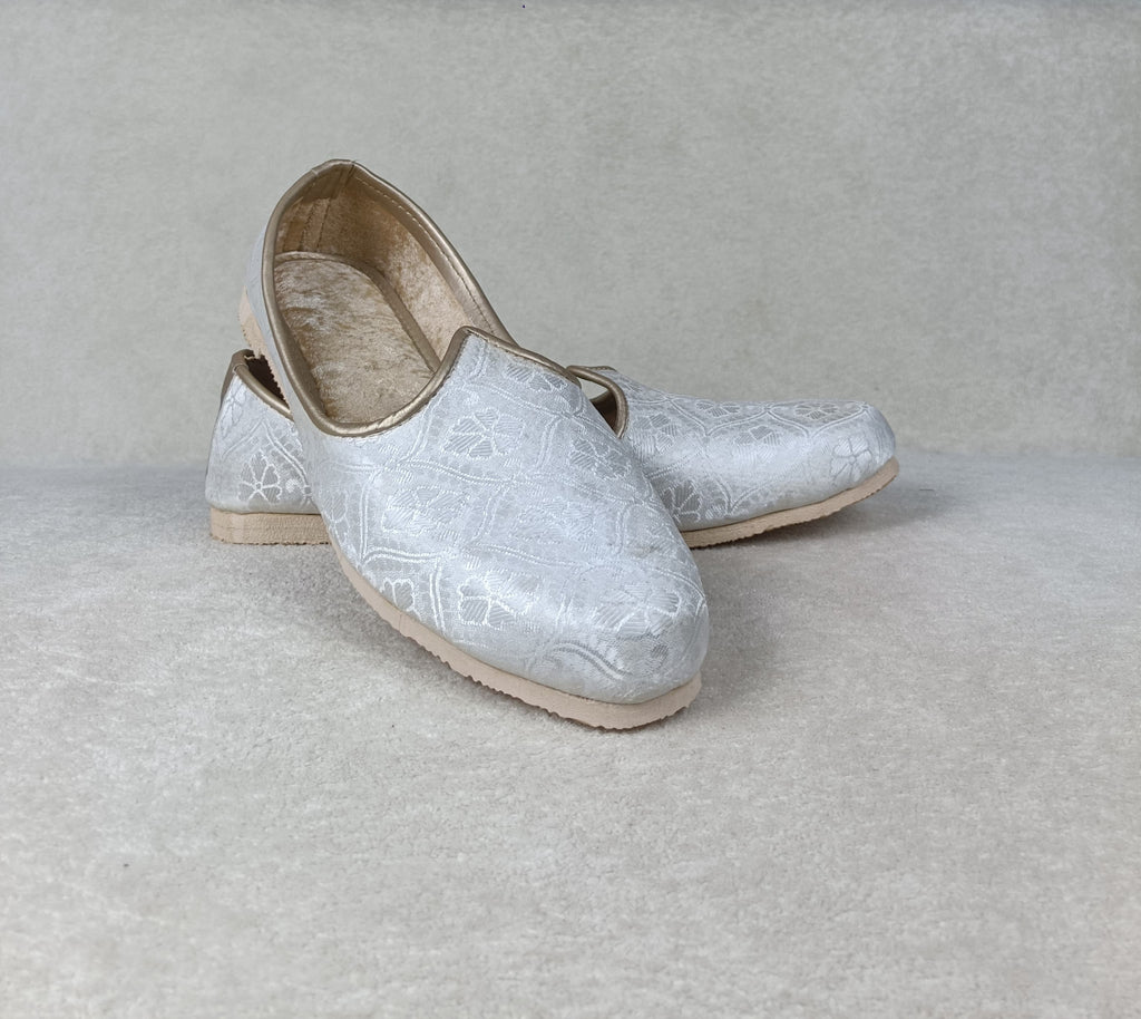 The Silver Floral Jutti ||