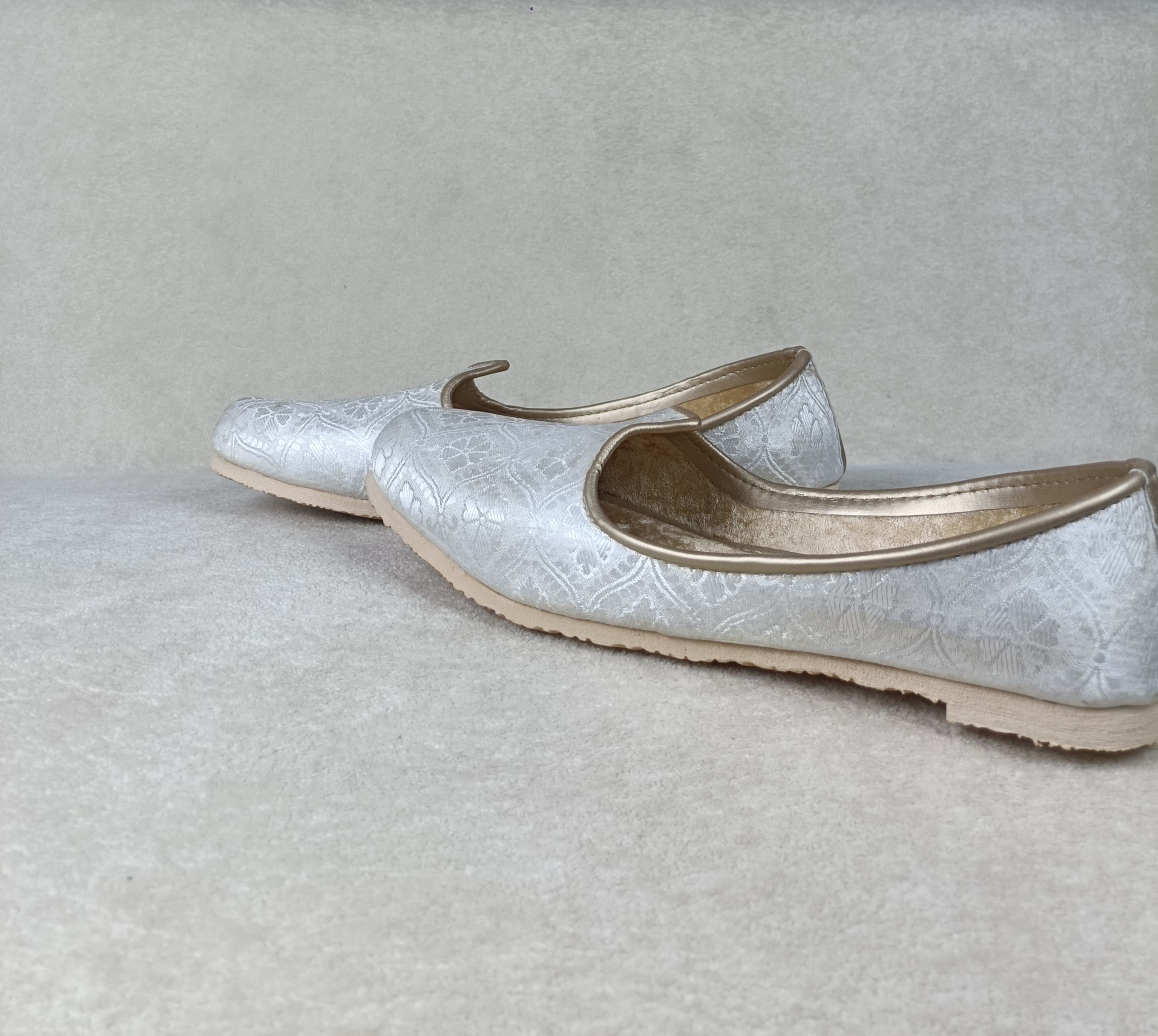 The Silver Floral Jutti ||