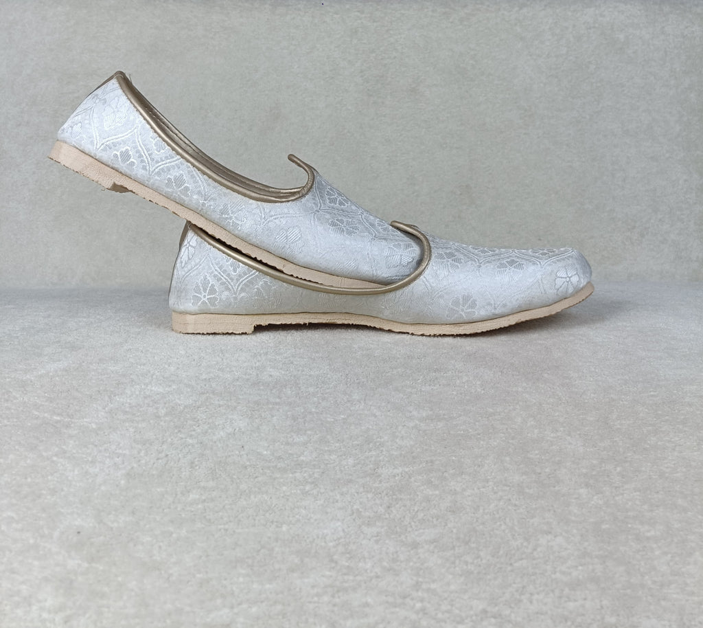 The Silver Floral Jutti ||