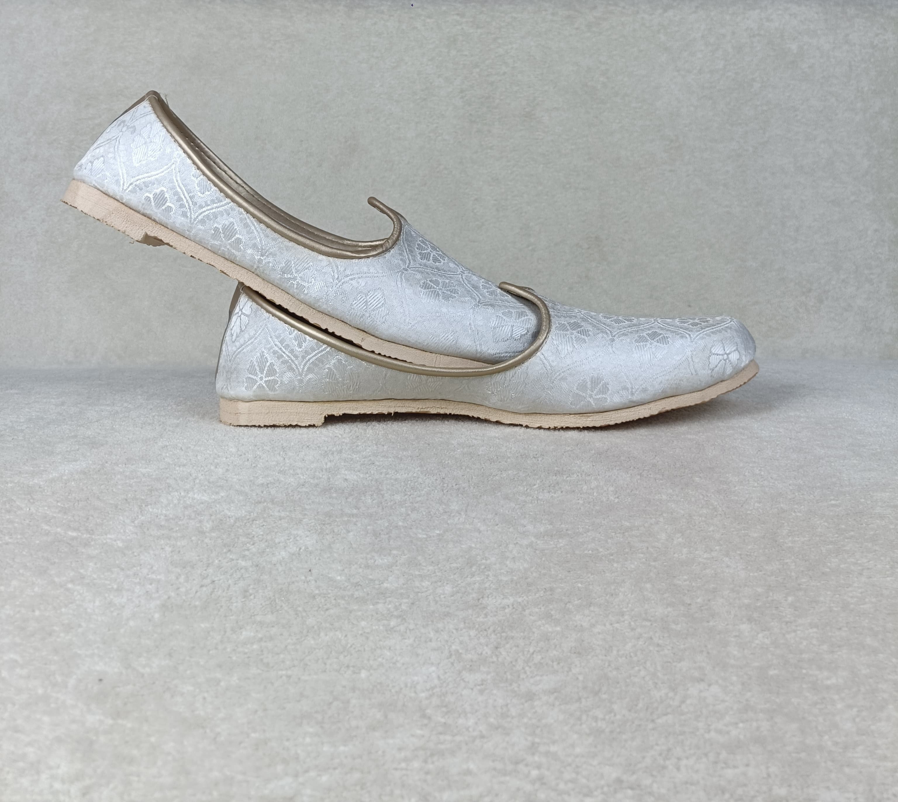 The Silver Floral Jutti ||