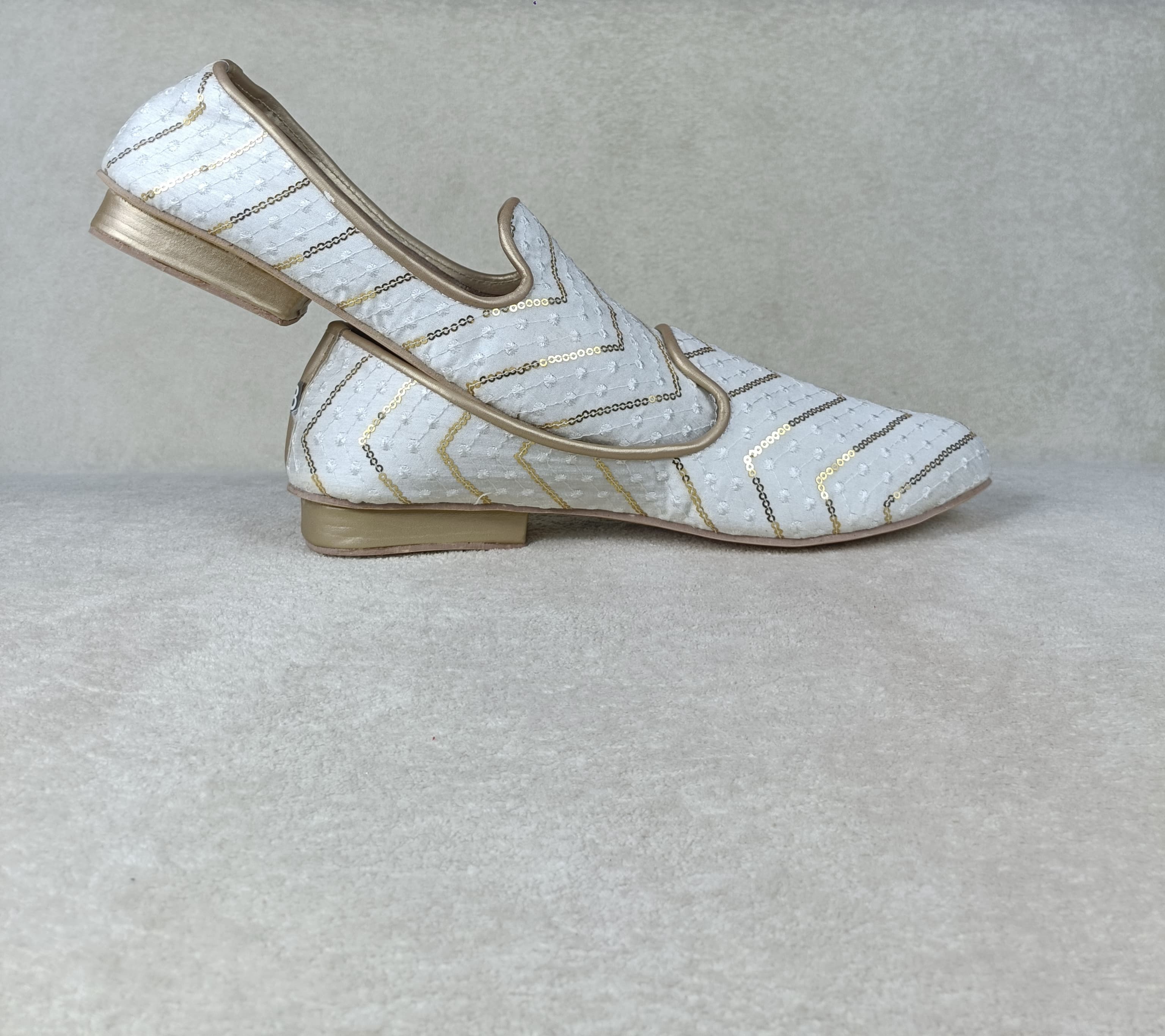 The Gold & White Jutti