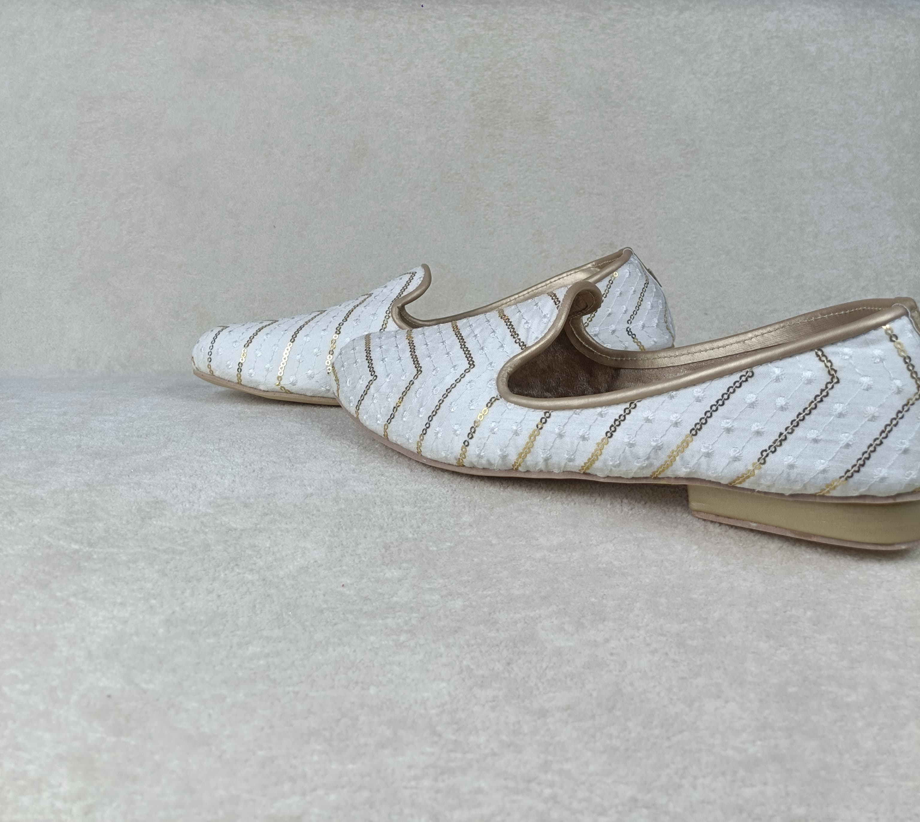 The Gold & White Jutti