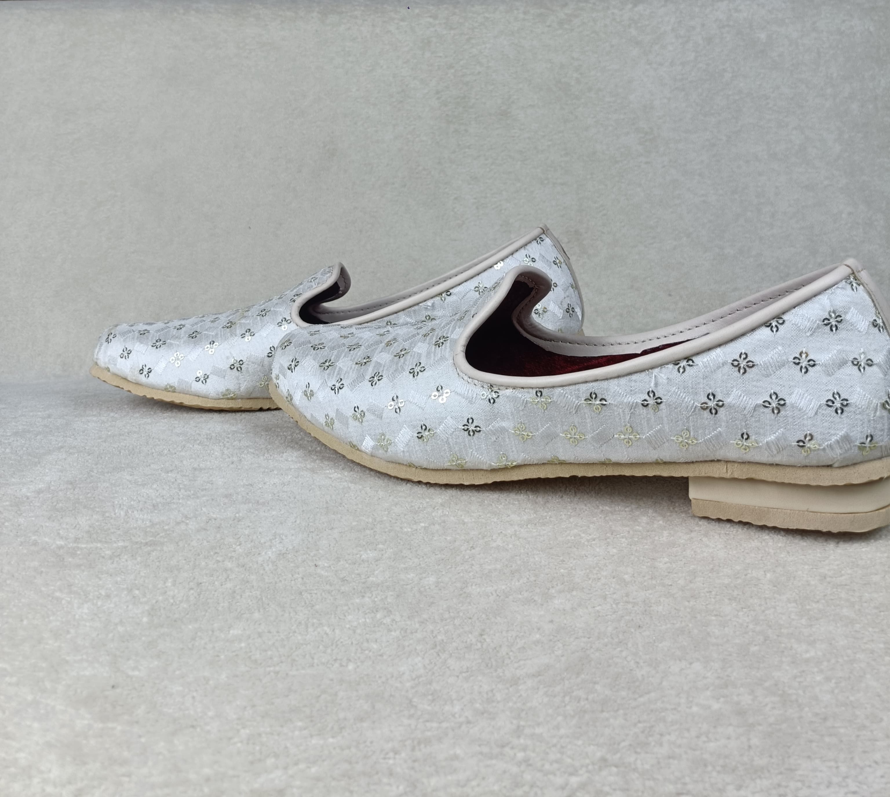The Silver Floral Jutti